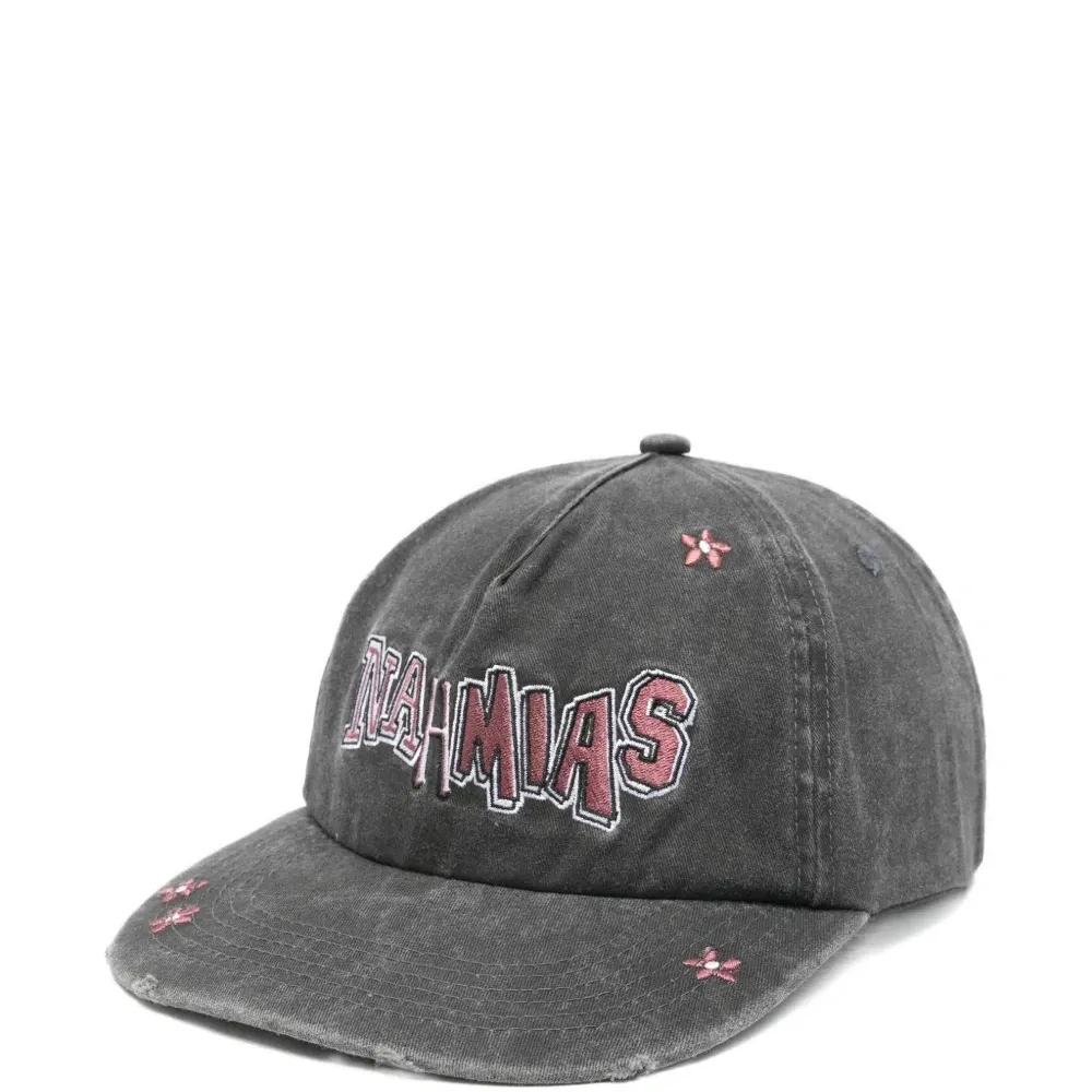 Бейсболка с логотипом и цветком