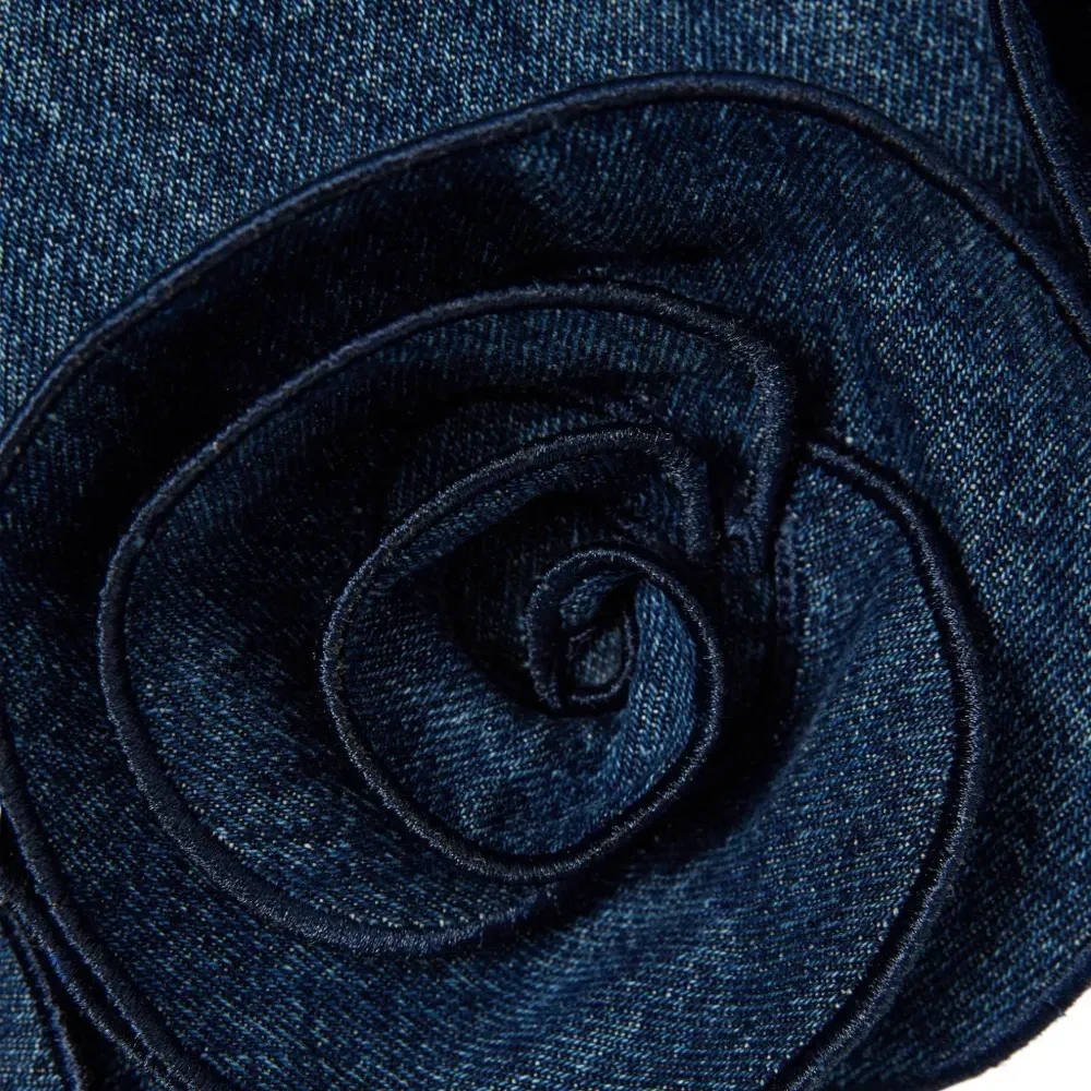 Джинсовое платье с цветочными аппликациями