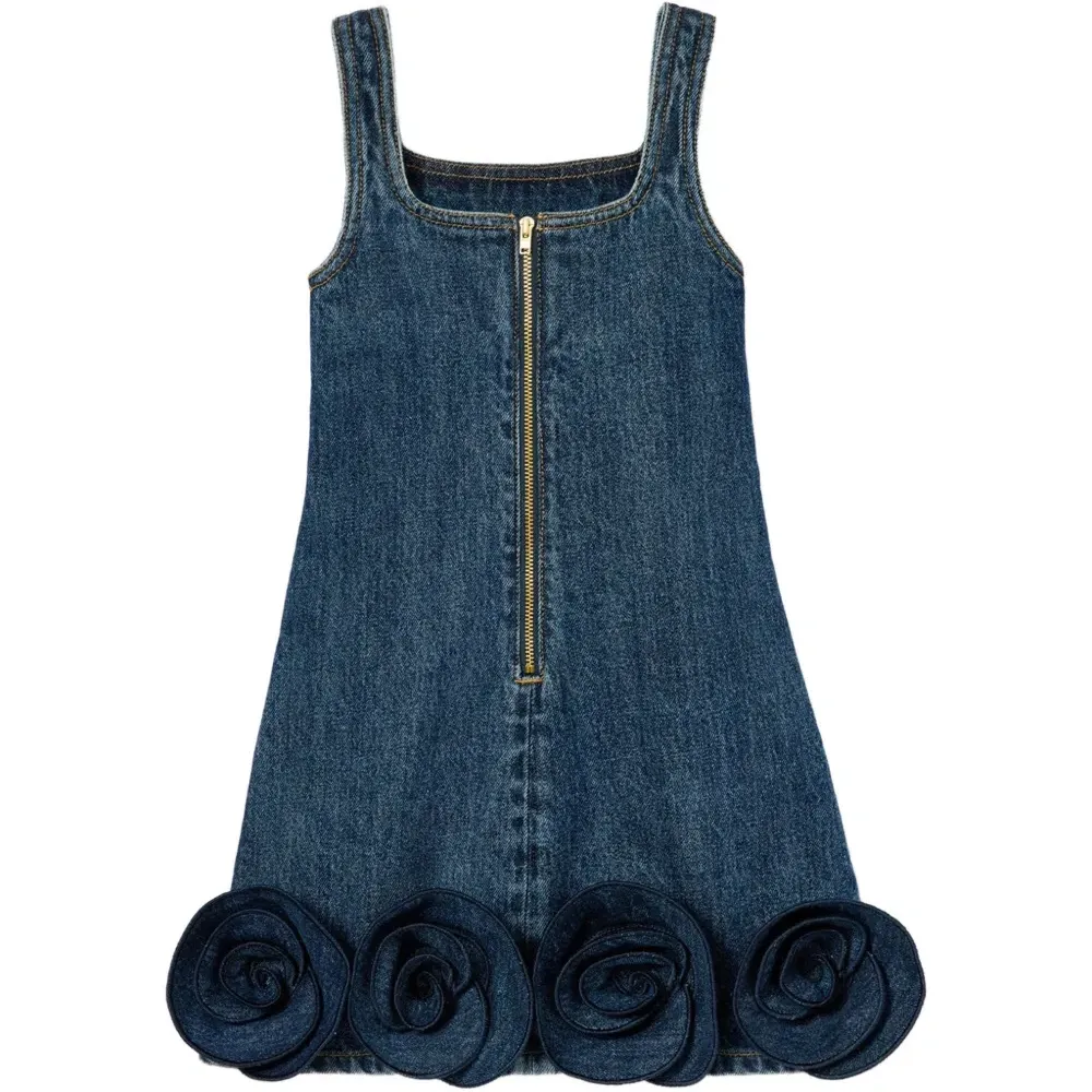 Джинсовое платье с цветочными аппликациями