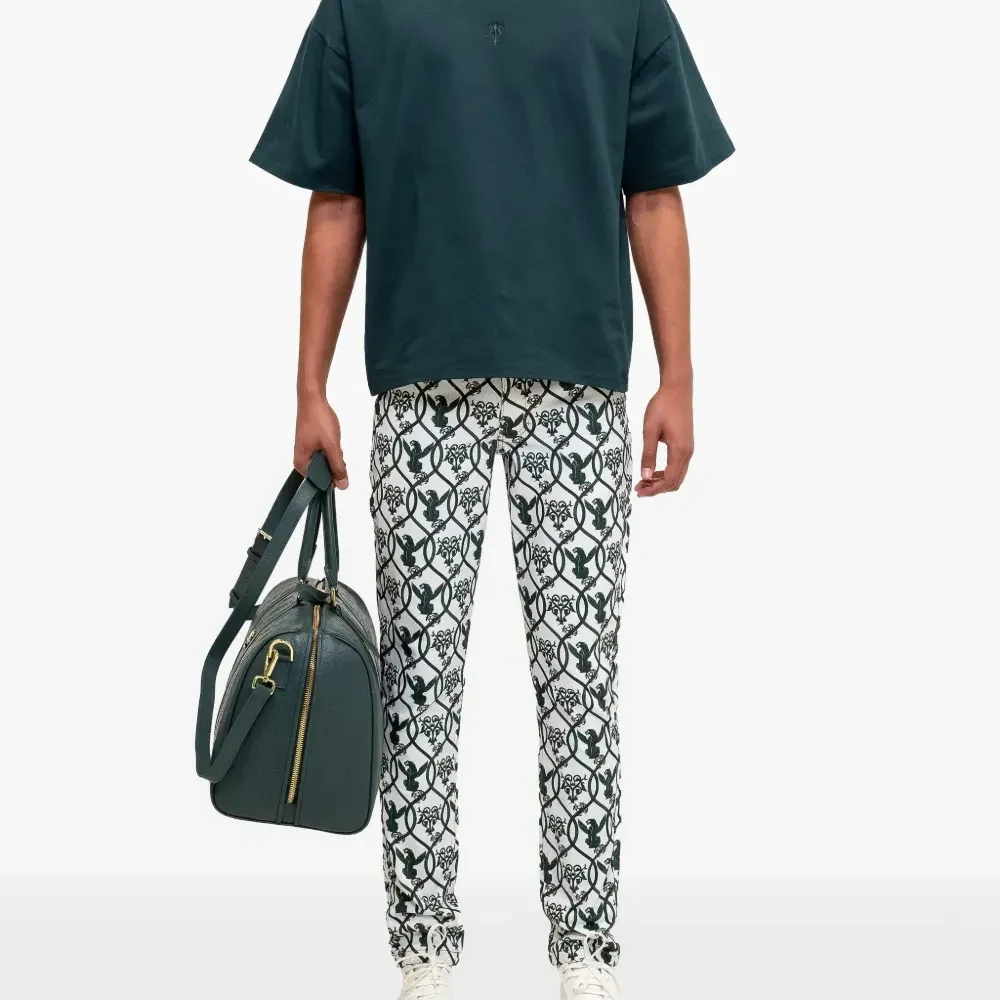 Футболка с вышитым логотипом