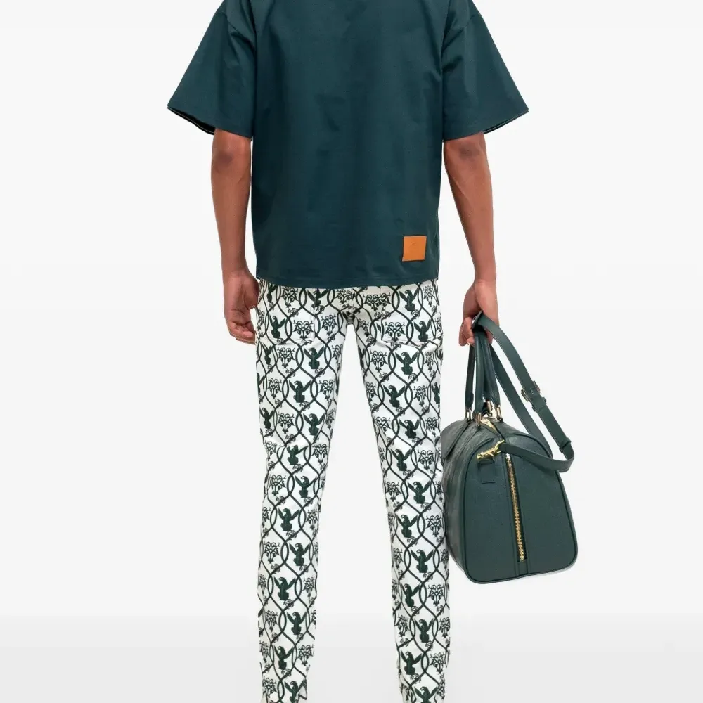 Футболка с вышитым логотипом