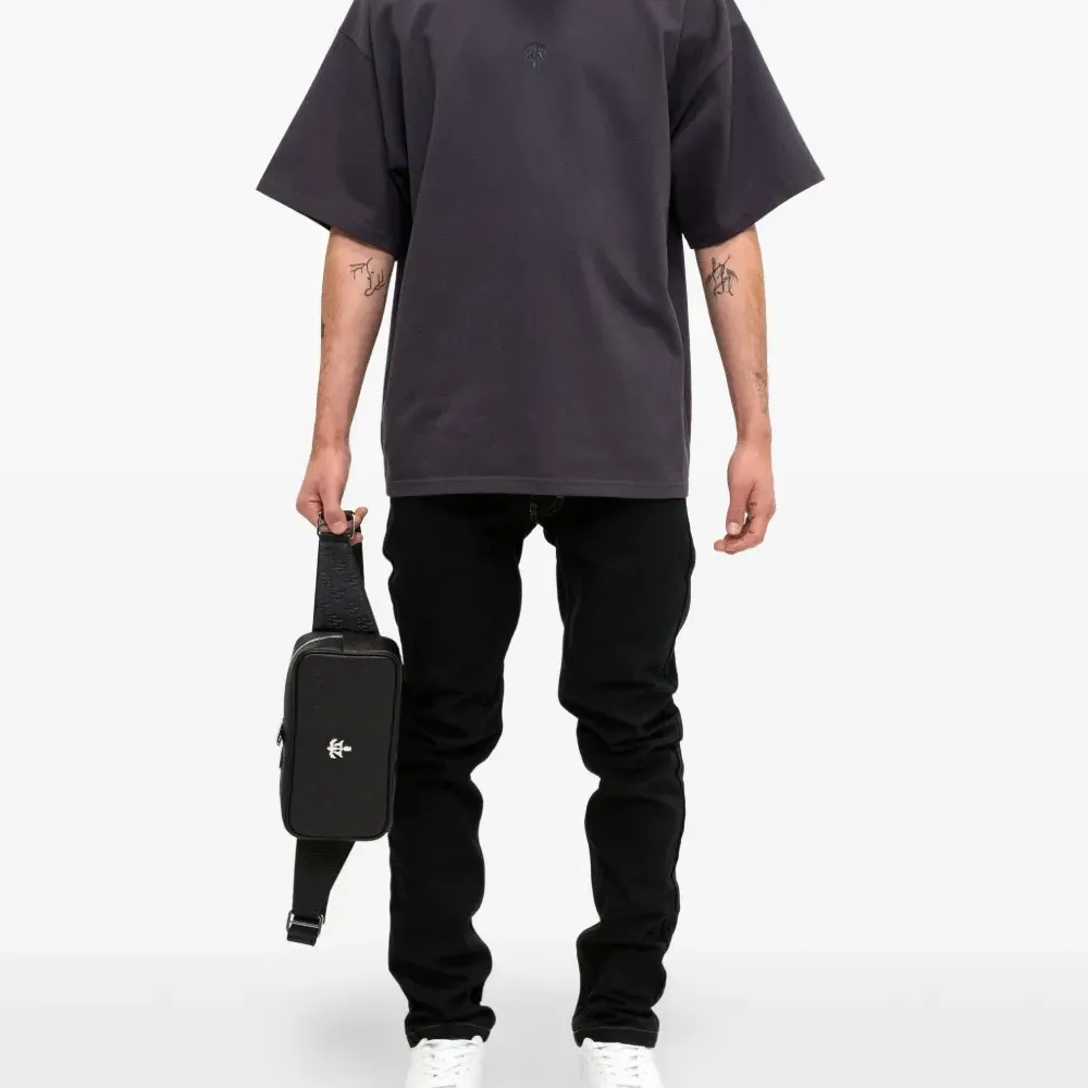 Футболка с вышитым логотипом