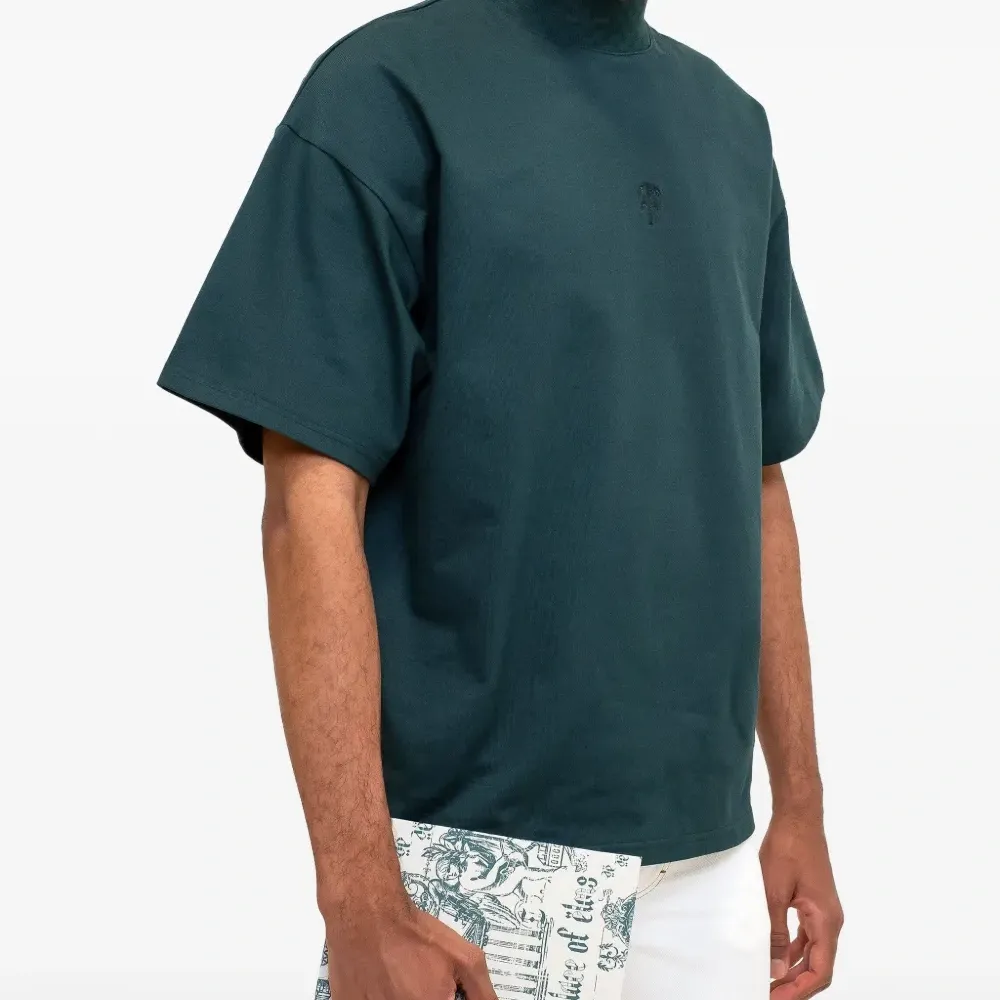 Футболка с высоким воротником