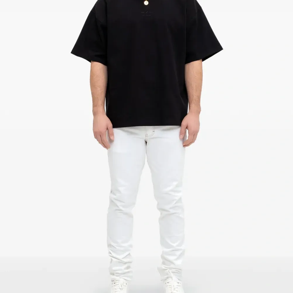 Футболка с вышитым логотипом