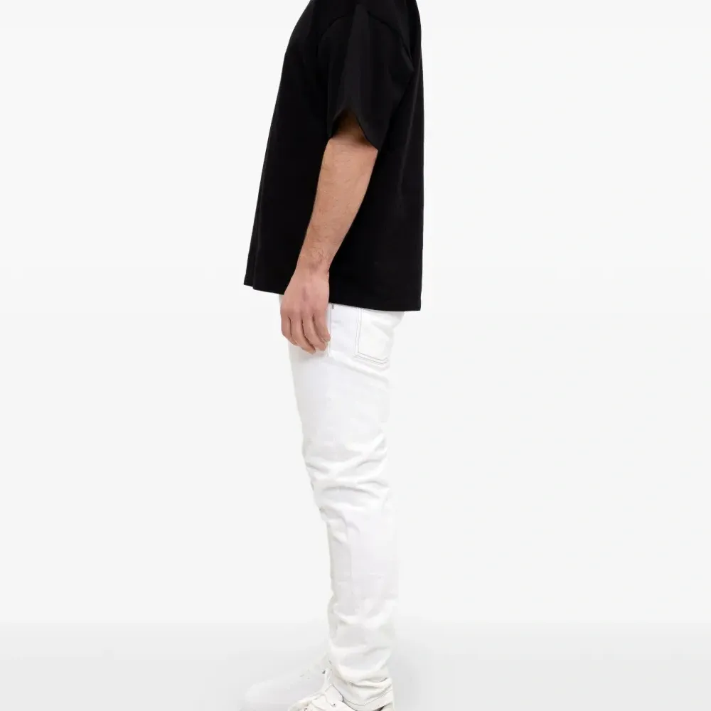 Футболка с вышитым логотипом