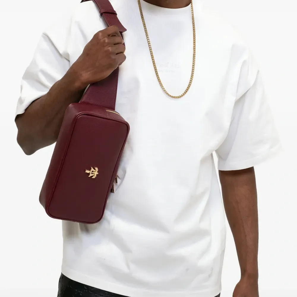 Футболка с вышитым логотипом