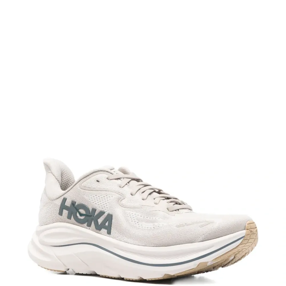 Кроссовки с логотипом