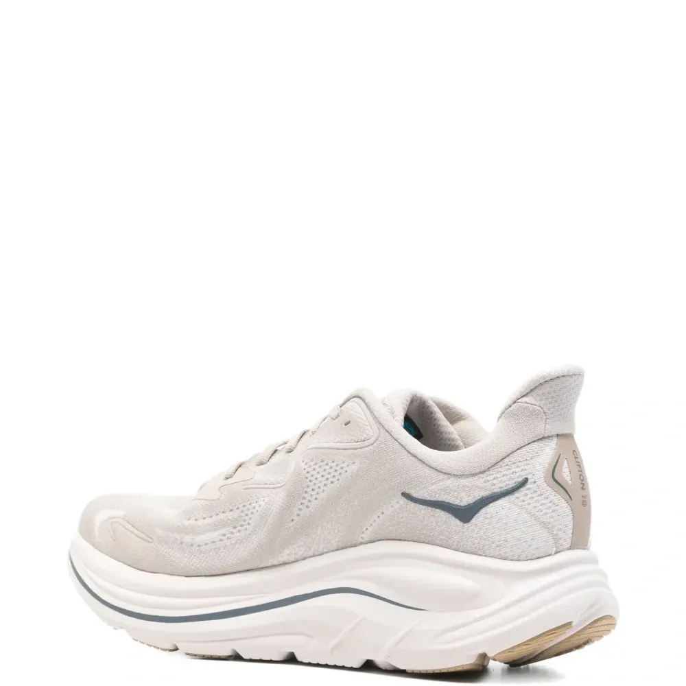 Кроссовки с логотипом