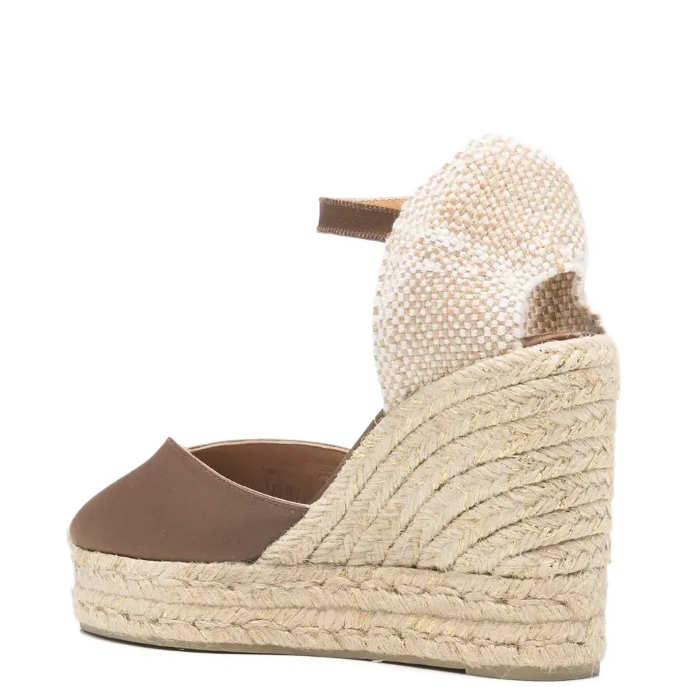 Босоножки на танкетке с ремешком на щиколотке