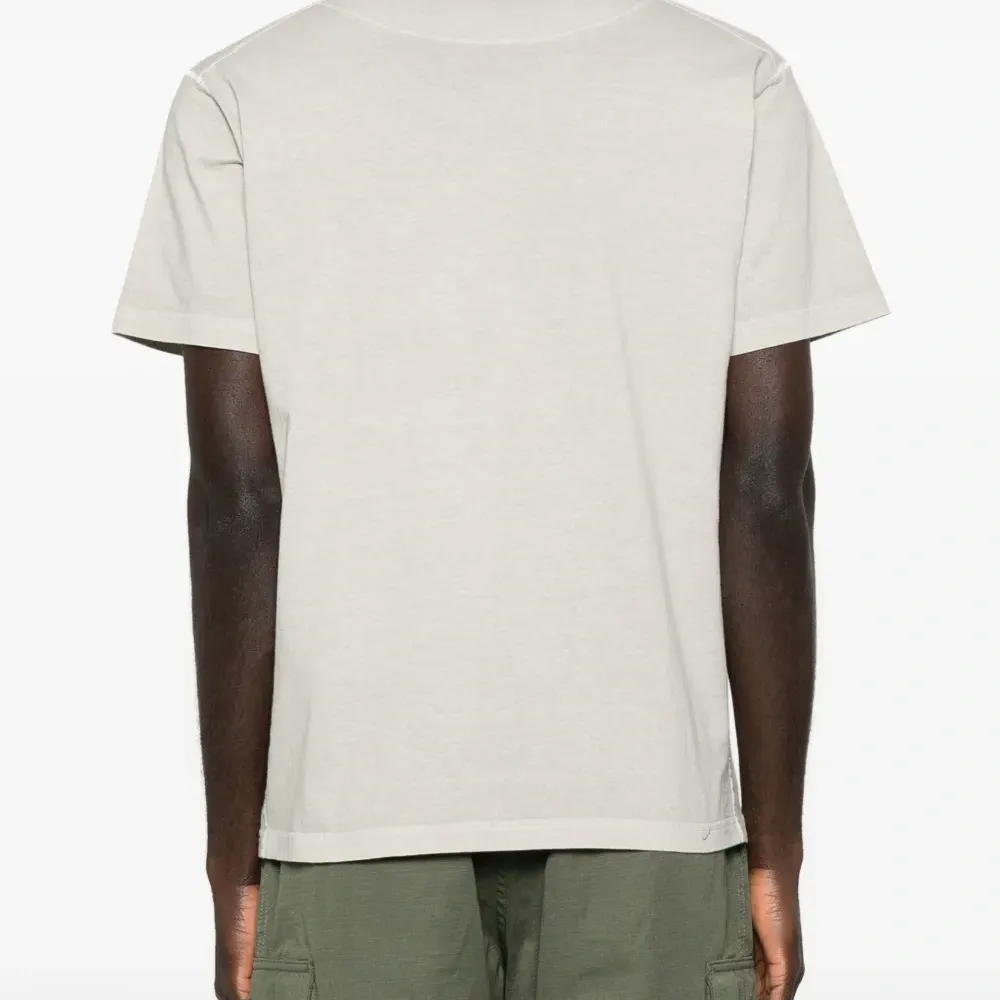 Футболка с нашивкой-логотипом