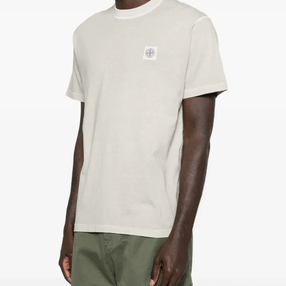 Футболка с нашивкой-логотипом