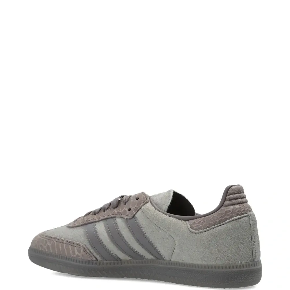 Кроссовки с полосатыми деталями