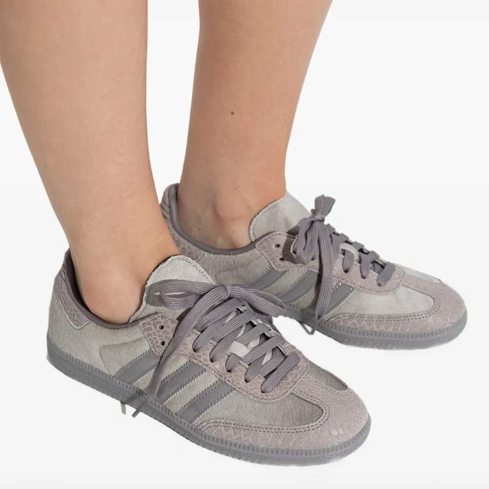 Кроссовки с полосатыми деталями