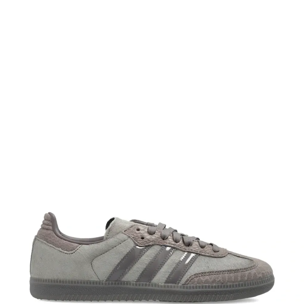 Кроссовки с полосатыми деталями