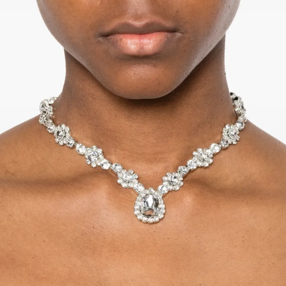 Ожерелье, украшенное кристаллами