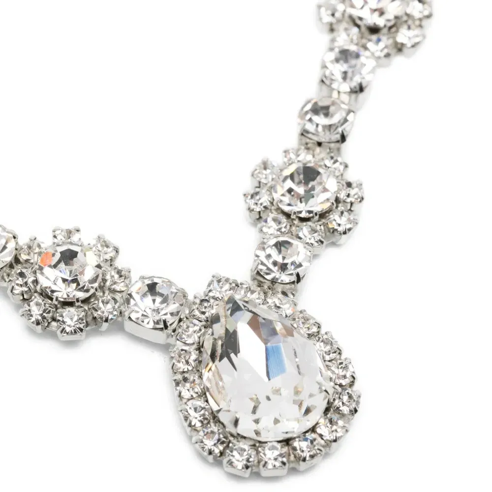 Ожерелье, украшенное кристаллами