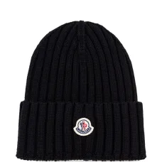 Вязаная шапка с вышитым логотипом