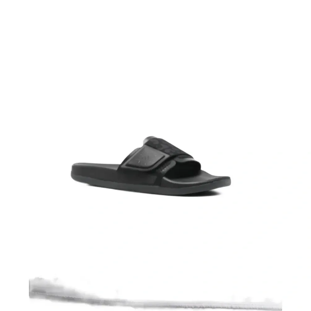 Шлёпанцы с ремешком на липучке и логотипом