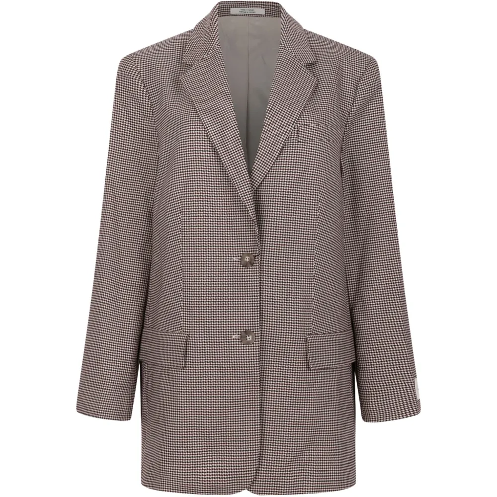 Пиджак в клетку на пуговицах