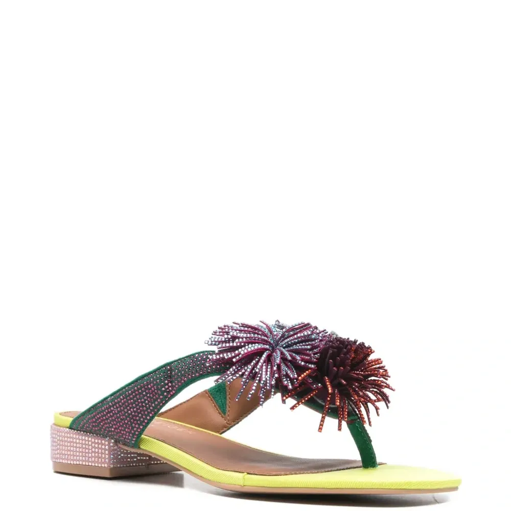 Туфли-лодочки с украшением из помпонов