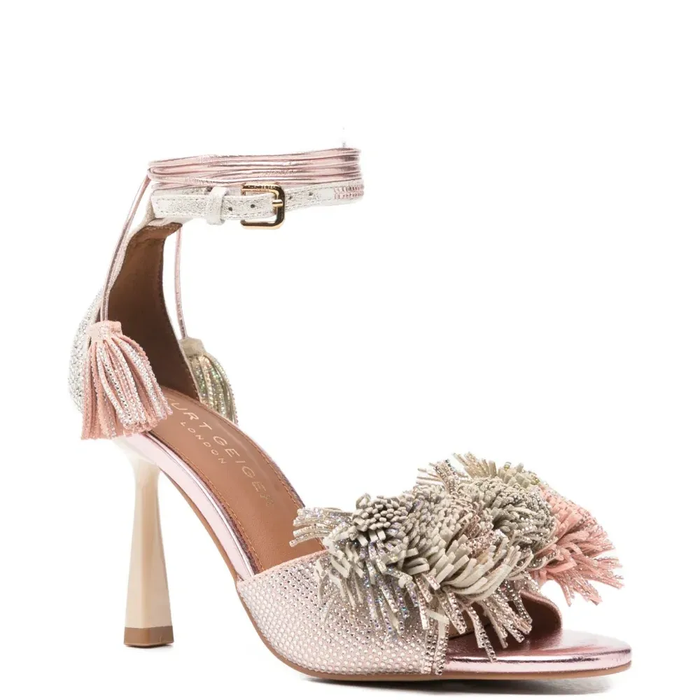 Босоножки на каблуке с украшением в виде кисточек