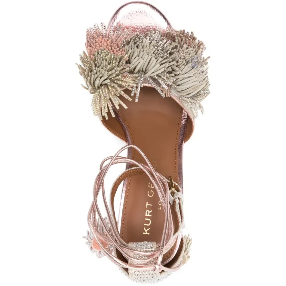 Босоножки на каблуке с украшением в виде кисточек