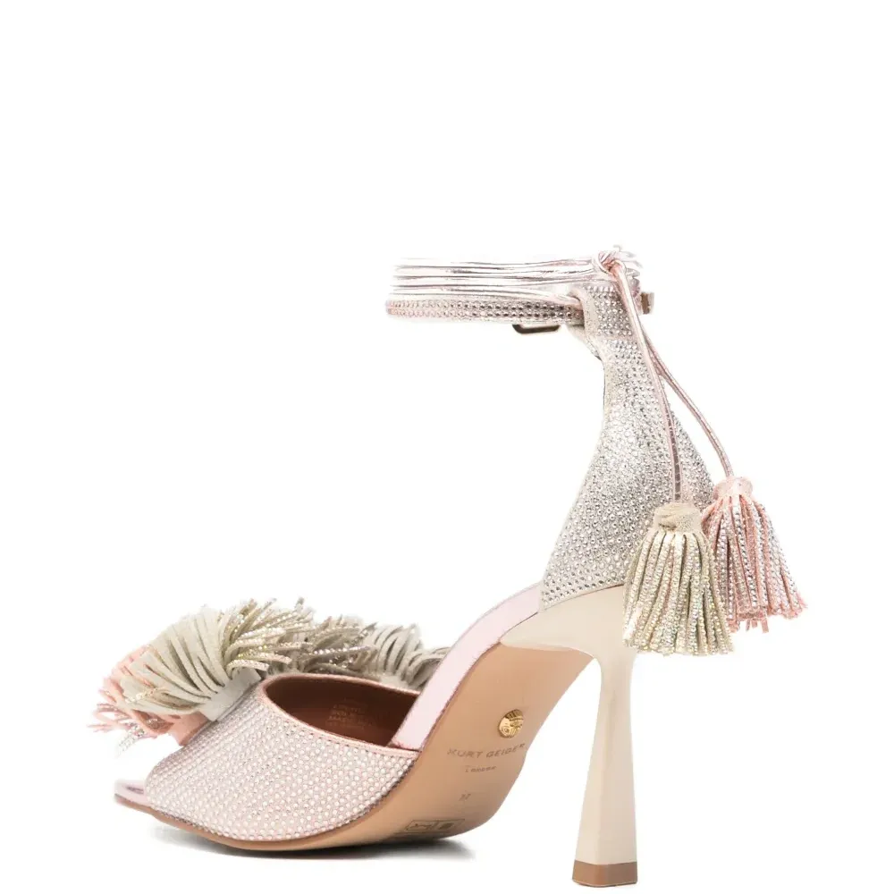 Босоножки на каблуке с украшением в виде кисточек