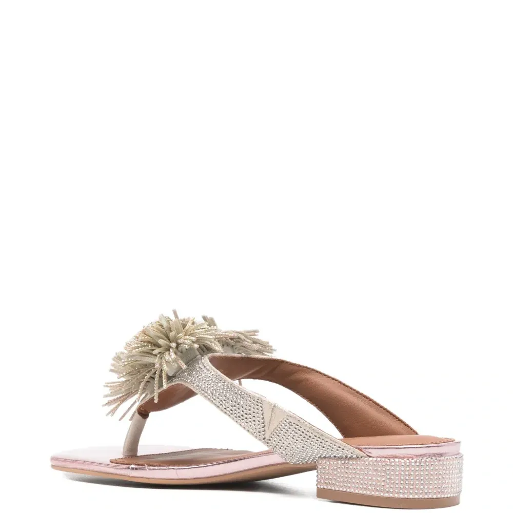 Декорированные сандалии