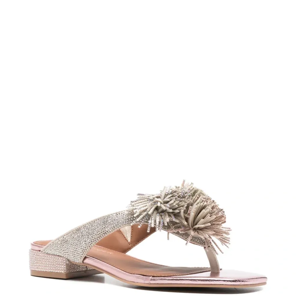 Декорированные сандалии