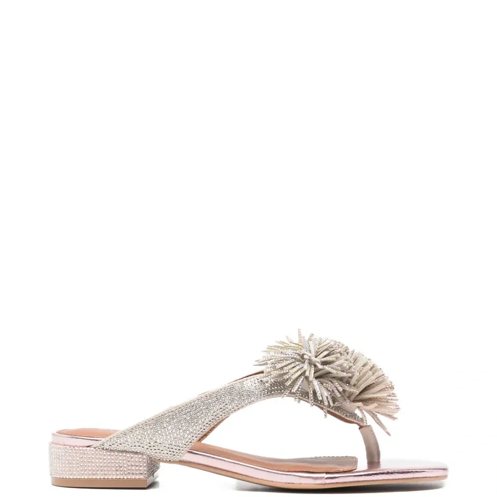 Декорированные сандалии