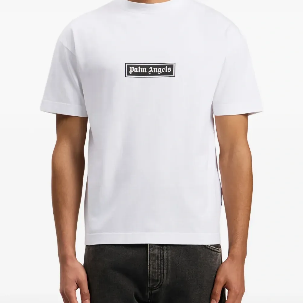 Футболка с логотипом в виде коробки