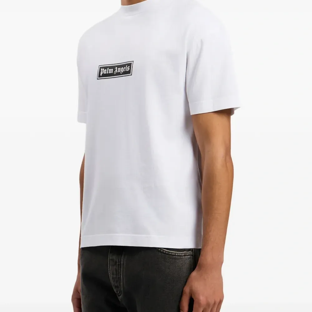 Футболка с логотипом в виде коробки