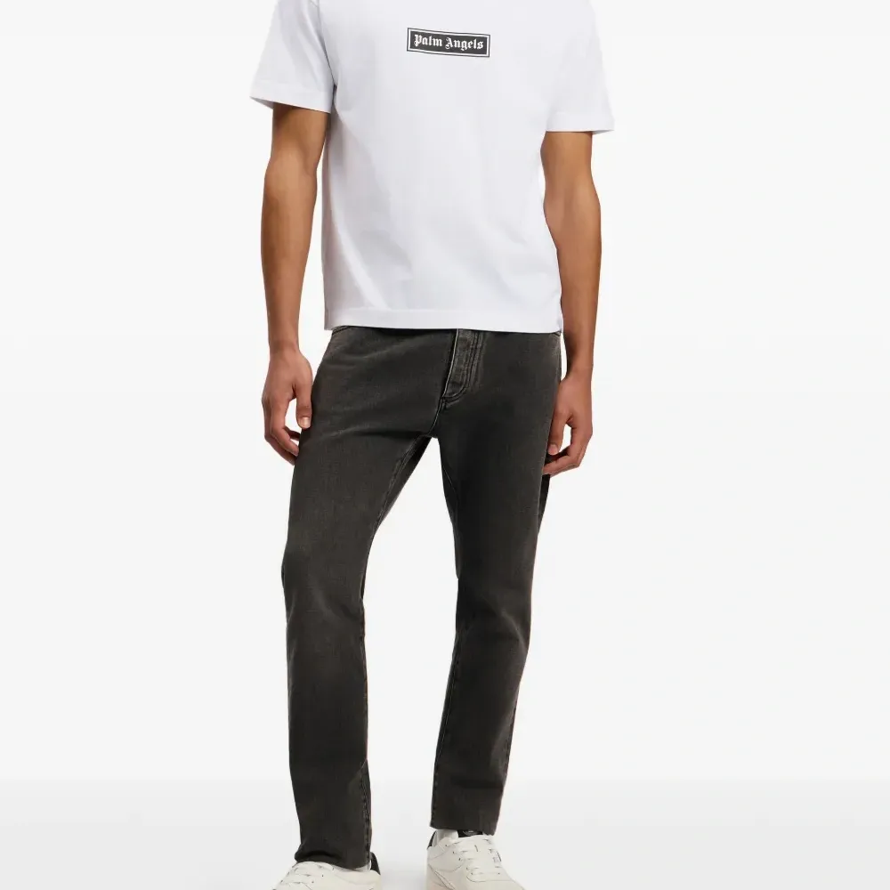 Футболка с логотипом в виде коробки