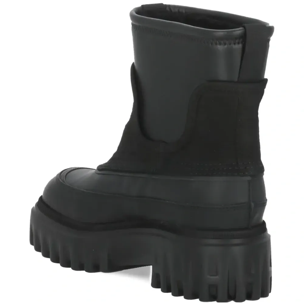 Ботинки с тиснённым логотипом и приподнятой подошвой