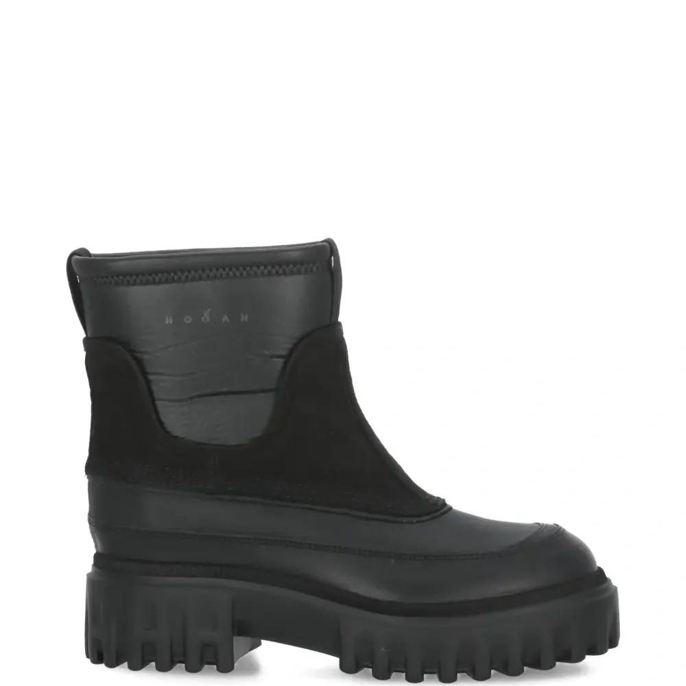 Ботинки с тиснённым логотипом и приподнятой подошвой