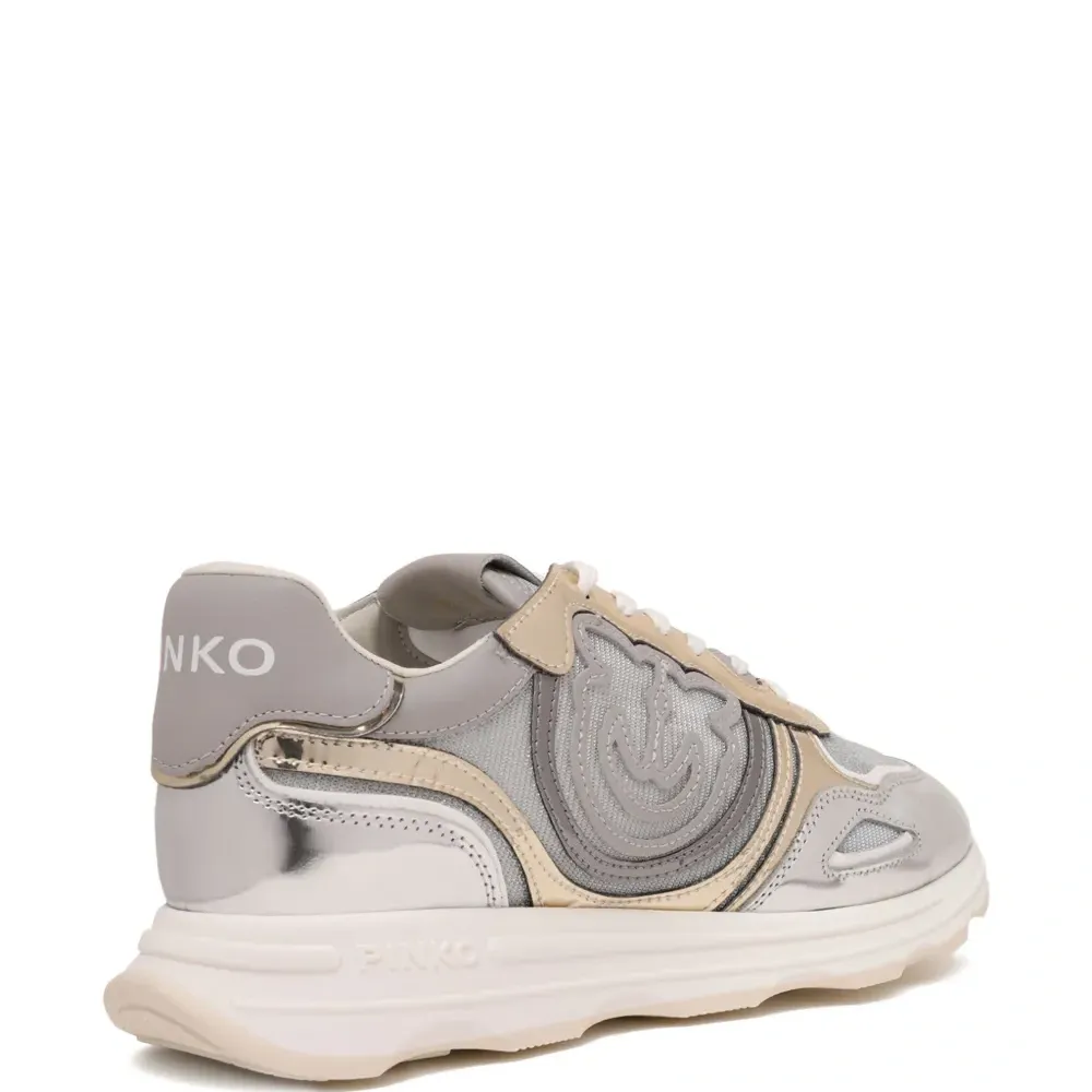 Кроссовки с нашивкой-логотипом