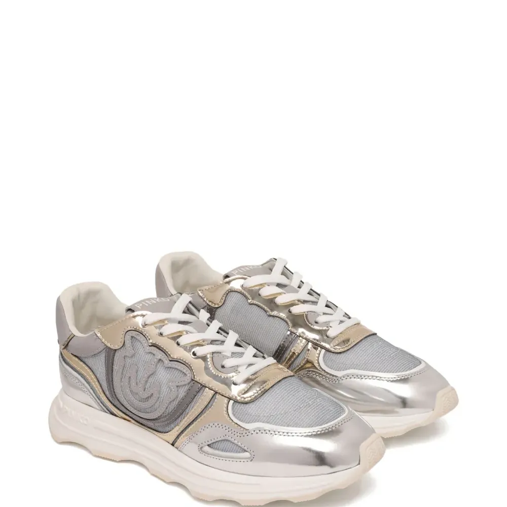 Кроссовки с нашивкой-логотипом