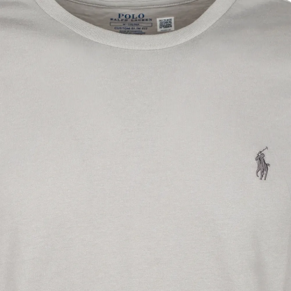 Футболка с вышитым логотипом