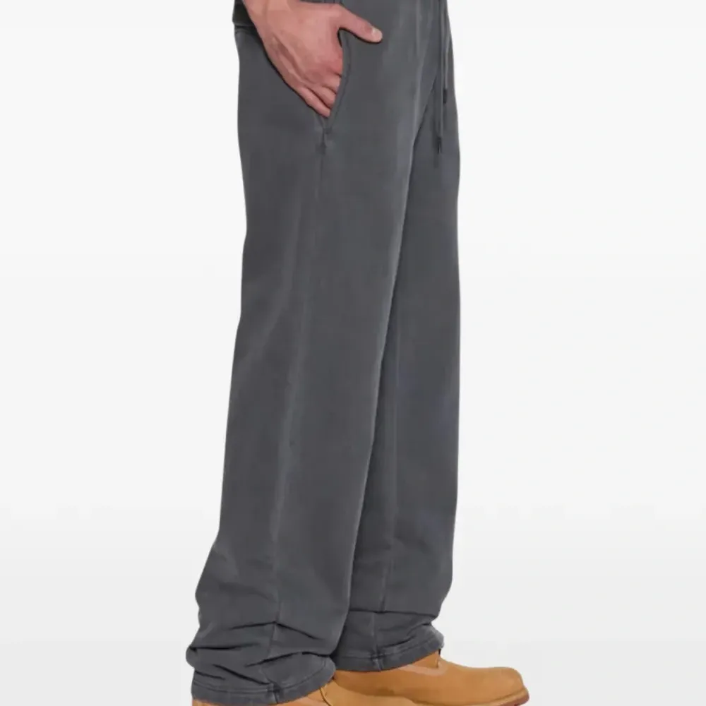 Прямые спортивные брюки с нашивкой