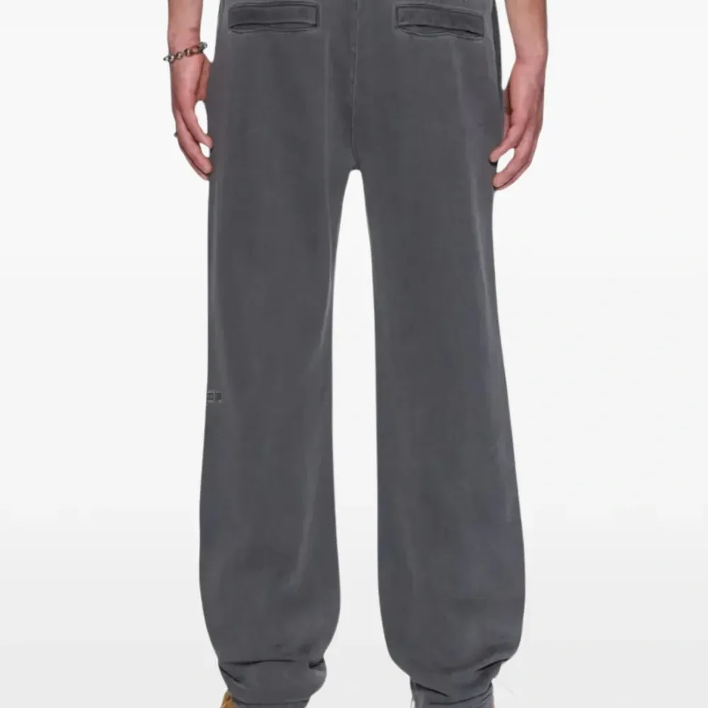 Прямые спортивные брюки с нашивкой