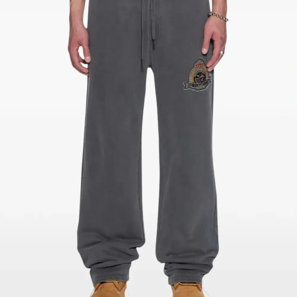 Прямые спортивные брюки с нашивкой