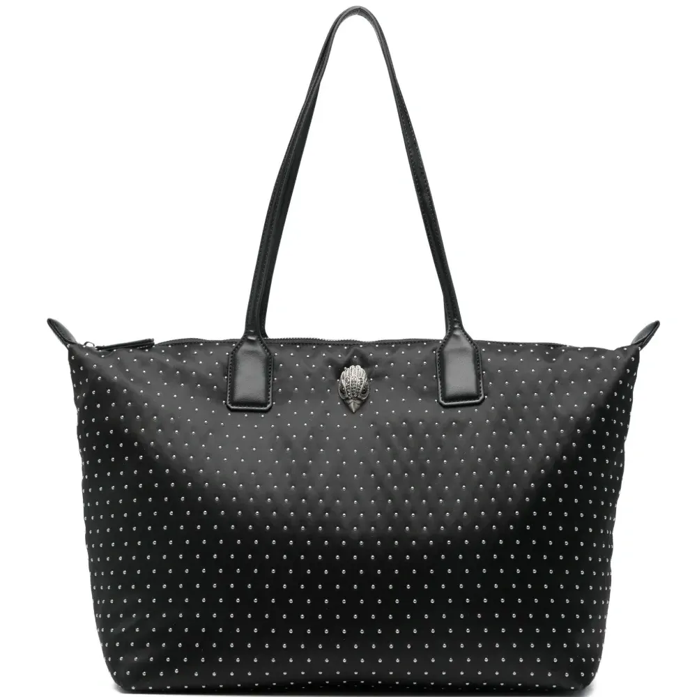 Сумка-тоут с украшением в виде эмблемы и заклёпками