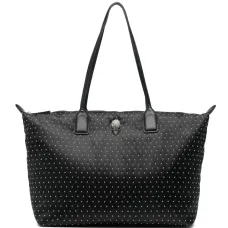 Сумка-тоут с украшением в виде эмблемы и заклёпками