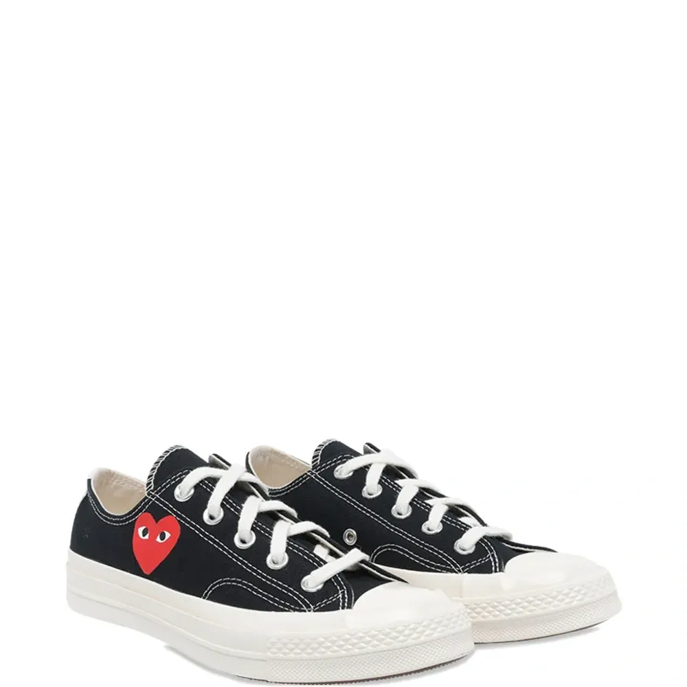 Кеды на шнуровке с логотипом в виде сердца