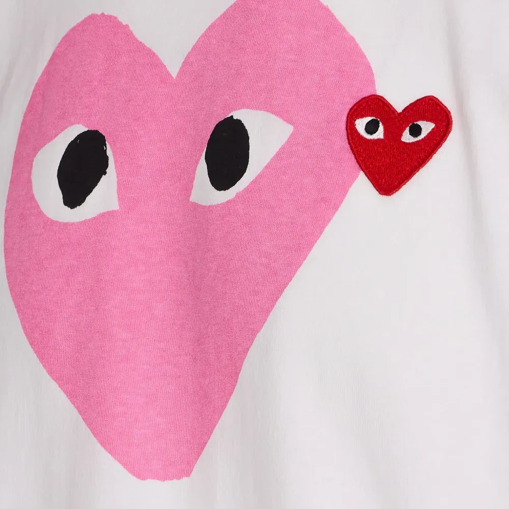 Футболка с нашивкой в виде сердечка