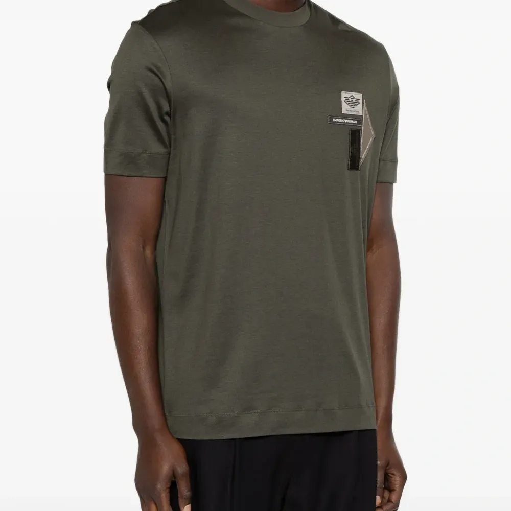 Футболка с нашивкой