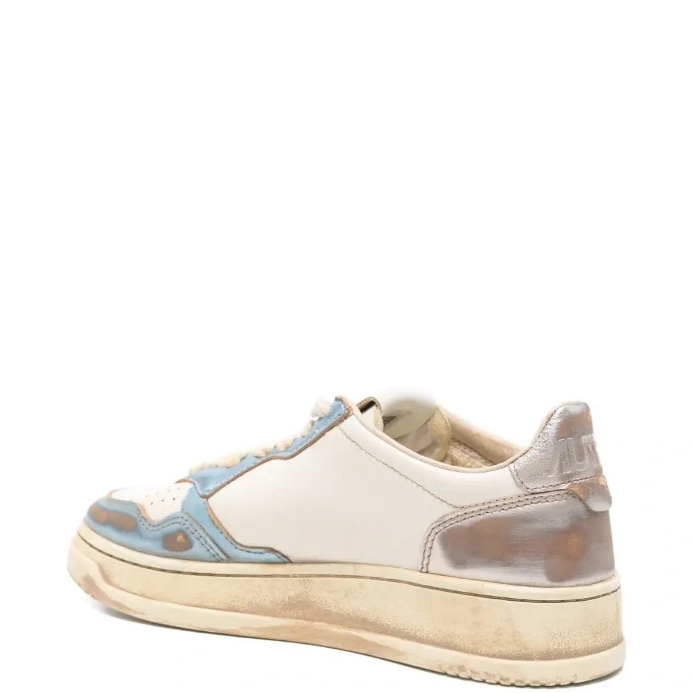 Перфорированные кроссовки на шнуровке