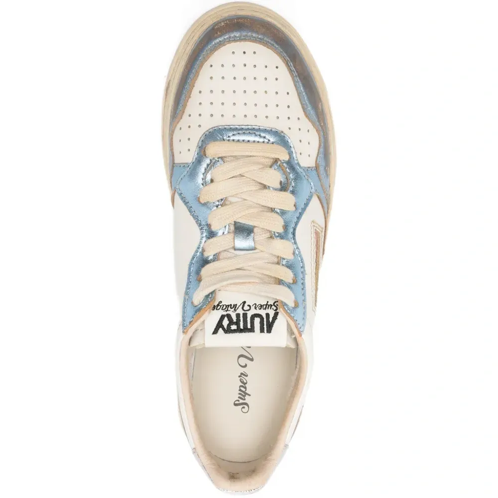 Перфорированные кроссовки на шнуровке