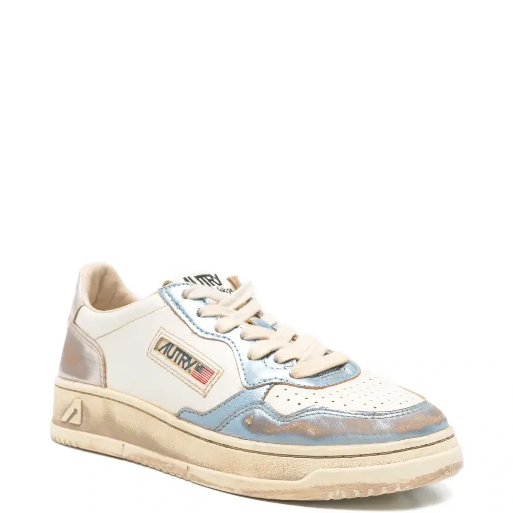 Перфорированные кроссовки на шнуровке