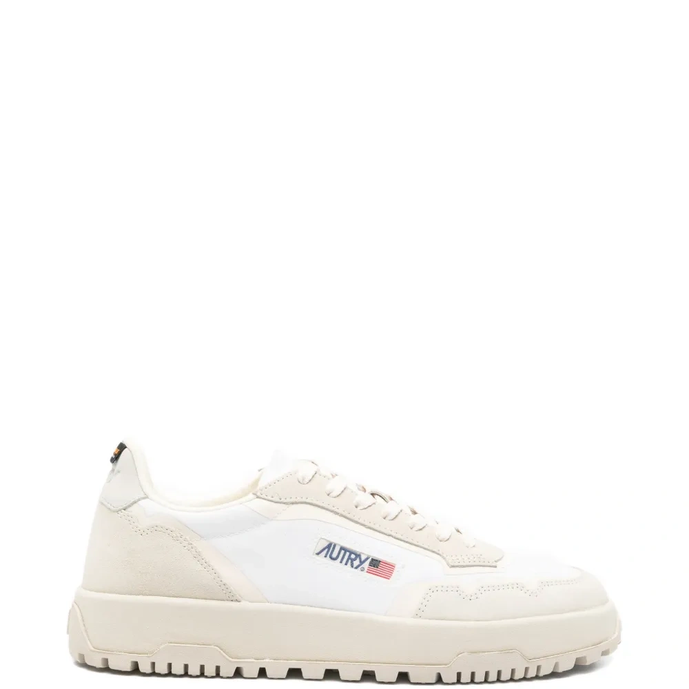 Кроссовки с нашивкой-логотипом